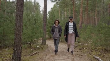 Kötü haber aldıktan sonra üzgün kadın ve genç oğlu sessizce yürüyorlar. Bir ebeveyn ve çocuk arasında sorunlar hakkında zor bir konuşma. Aile krizi ve destek kavramı.