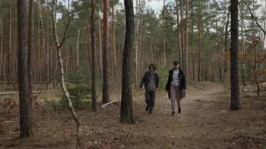 Bir kadın ve genç oğlu güzel bir ormanda sakin bir sohbet ederek keyifli bir yürüyüş yapıyorlar. Aile birlikte dışarıda vakit geçirir, ilişkilerini kurarlar..