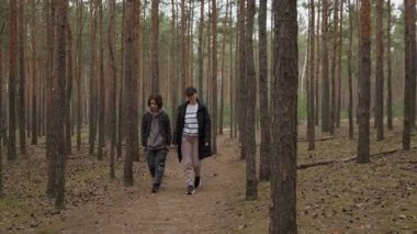 Bir ergene ebeveynlik yapmak: bir anne ve oğlu orman yürüyüşü sırasında sorunlar hakkında ciddi bir konuşma yaparlar. Aile, davranış ve hayat dersleri hakkında konuşuyor. Destek, rehberlik ve yetiştirilme kavramı.