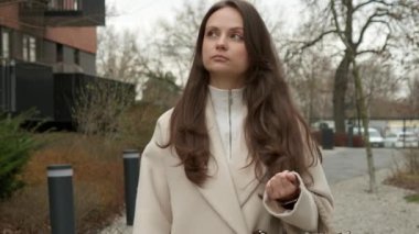 Düşünceli bir kadın, düşüncelerine ve kişisel düşüncelerine dalmış bir şekilde tek başına yürür. Sonbaharda sakin bir şehir parkında hayatı düşünen bir insanın melankolik ve sakin bir sahnesi..