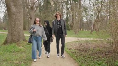 Bir aile, bir anne ve iki genç oğul, bir bahar parkında birlikte yürüyorlar. İnsanlar hafta sonu boş zamanlarında yürüyüş, kaliteli zaman ve sohbetten hoşlanırlar..