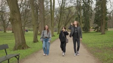 Anne ve iki genç oğlu boş bir bank buluyor ve yürüyüş sırasında dinlenmek için oturuyor. Aile birlikte kaliteli zaman geçirmek, halka açık bir parkta dinlenmek için mola vermek..