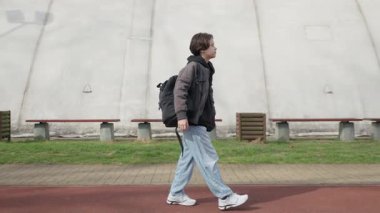 Bir erkek öğrenci okuldan dönerken sırt çantasıyla yürür. Çocuk her gün şehir parkına gidip geliyor. Okula dönen yalnız bir çocuğun eğitim ve çocukluk yolculuğu.