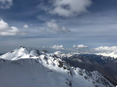 - Günaydın. Nefes kesici dağ manzarası 