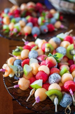 Çikolatalı fondü için birkaç meyve dilimledim.