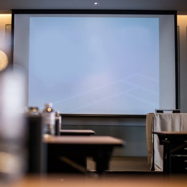 Toplantı odasında boş ekran