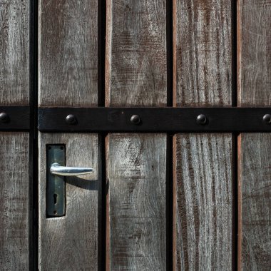 Tahta kapıya metal dövülmüş kilit.
