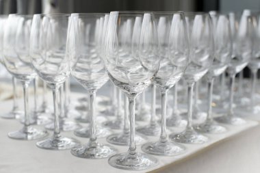 Arka arkaya bir sürü şarap kadehi.