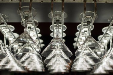 Arka arkaya bir sürü kokteyl bardağı asılıydı.