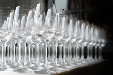 Arka arkaya bir sürü şarap kadehi.