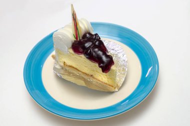 Bir dilim yaban mersinli kek.