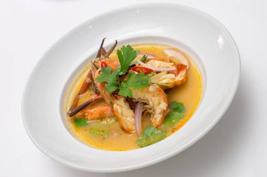Tom Yum Goong - Tayland yemekleri beyaz arka planda