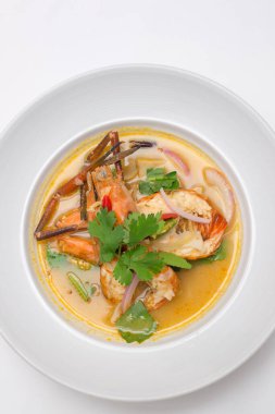 Tom Yum Goong - Tayland yemekleri beyaz arka planda