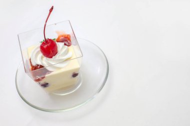 Metin için uygun boşluğu olan Cherry Panna Cotta
