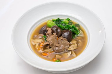 Biftekli kızarmış şehriye, şitake ve soslu Çin lahanası.