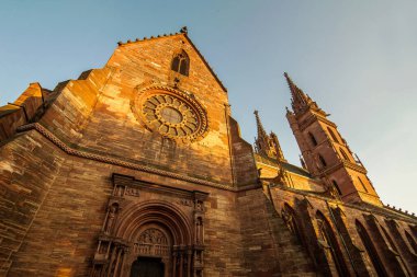 Akşam güneşinin gölgesinde Basel Katedrali