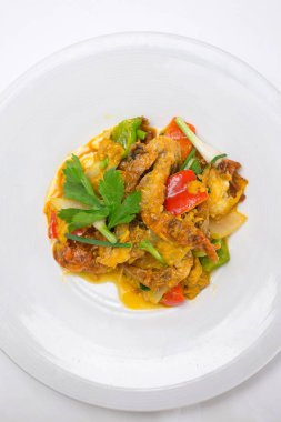 Kavrulmuş köri tozunda yumuşak kabuklu yengeç.