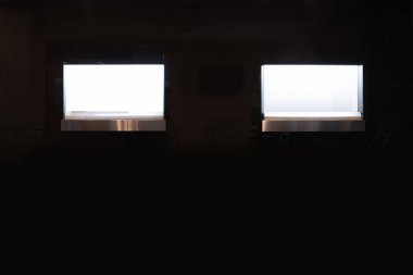 boş 2 pencere vitrin camı