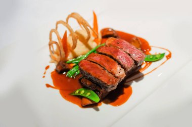 Lezzetli soslu dilimlenmiş et.