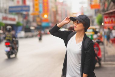 Asyalı bayan tek başına şehri geziyor.