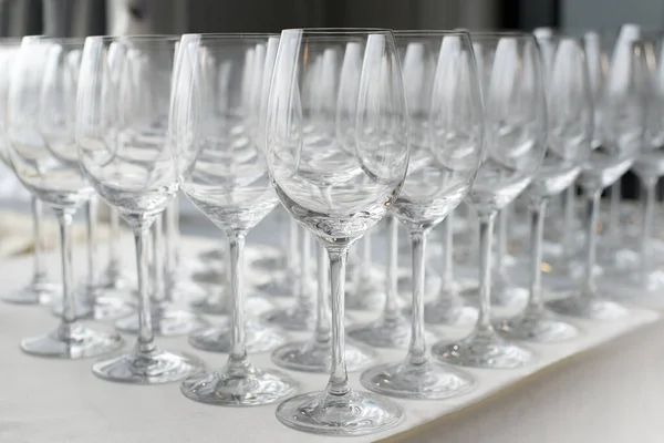 Arka arkaya bir sürü şarap kadehi.