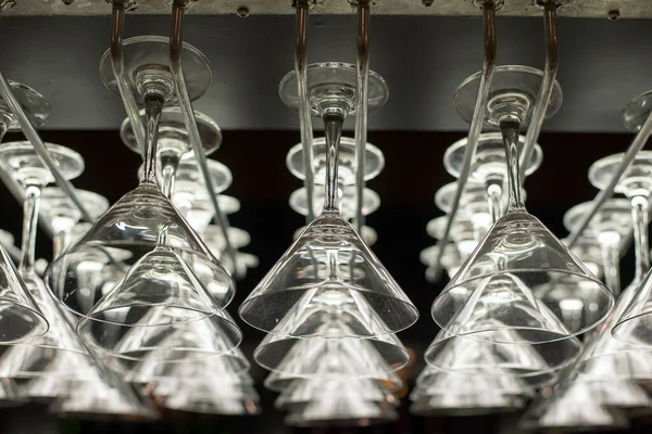 Arka arkaya bir sürü kokteyl bardağı asılıydı.