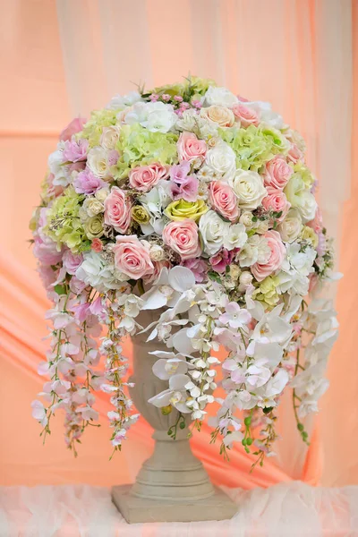 Bir demet pastel çiçek.