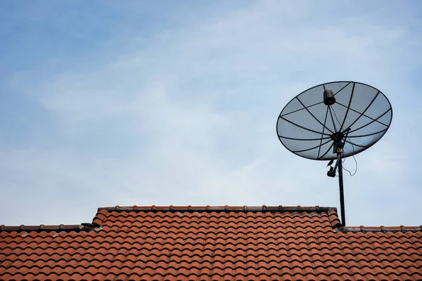 Satellitenschüssel Mit Himmel Auf Dem Dach — Stockfoto