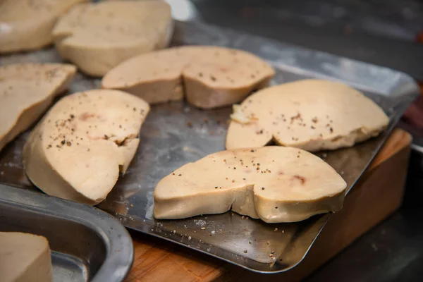 Foie Gras Strö Med Peppar Förbereda Att Laga Mat Köket — Stockfoto