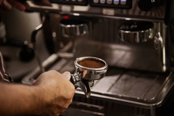 バリスタはエスプレッソコーヒーを作るためにブレンドコーヒーパウダーを — ストック写真