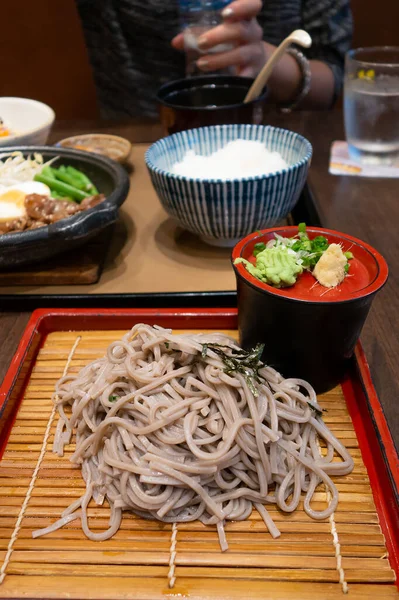 Japon eriştesi zaru soba bambu tabağında