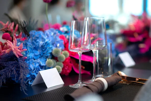 Copos Vinho Vazios Configurados Vibrante Mesa Decoração Flores — Fotografia de Stock