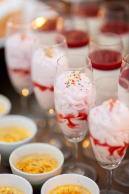 Cama konmuş bir sıra çilekli mus.