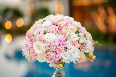 Bir demet pastel çiçek.