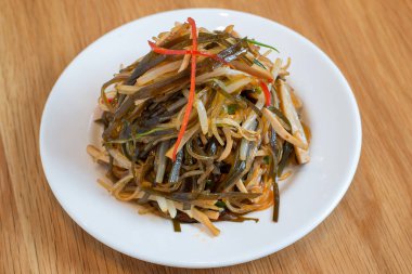 Sirke soslu siyah mantar.