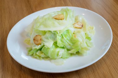 Sarımsaklı Çin lahanası.