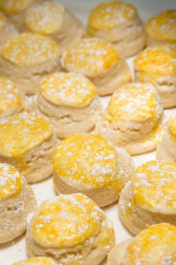 Tepside bir sürü taze çörek var.