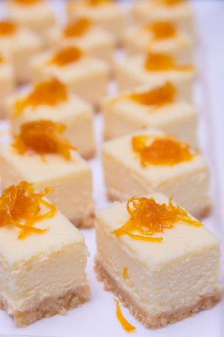 Bir sürü vanilyalı pasta.