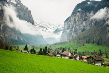 İsviçre 'de kış sonu Lauterbrunnen Vadisi