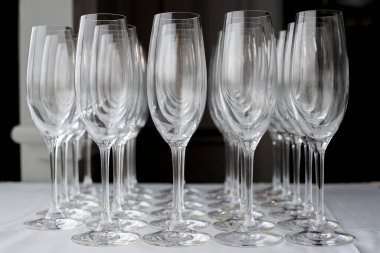 Arka arkaya bir sürü şarap kadehi.