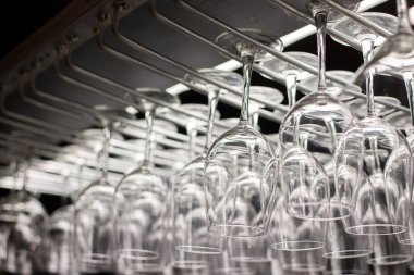 Peş peşe bir sürü bardak sallanıyor.