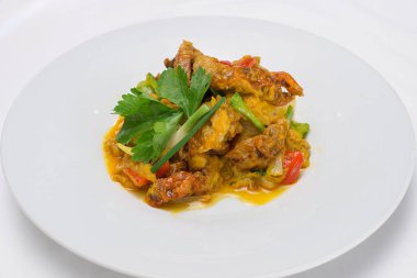 Kavrulmuş köri tozunda yumuşak kabuklu yengeç.