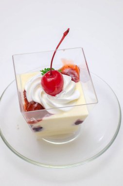 Kirazlı Panna Cotta tabakta