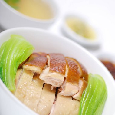 Tavuklu pilav, 2 çeşit buğulanmış tavuk.