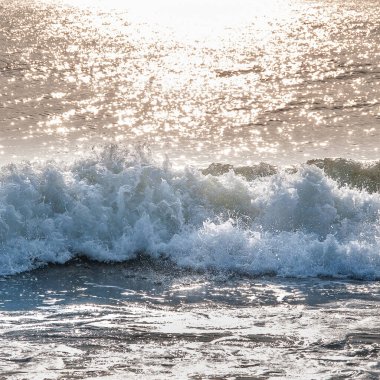 Hua Hin 'de sabah vakti dalga köpüğü.)