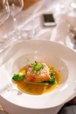 Süslü ızgara balık fileto biftek püre ve asparaküsle yenir.