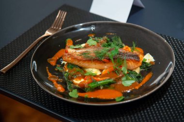 Lezzetli ızgara somon ve sebze sosu.