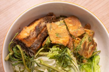 Tayland kırmızı köri çorbası, kızarmış balık filetosu ve kızarmış yumurta.