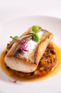 Sebze salsa soslu balık fileto biftek.