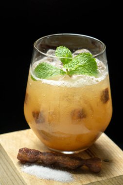 Buzlu erik suyu bardakta.